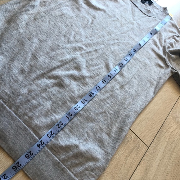 Banana Republic 100% Merino Wool Eyelet Sleeve Light Sweater in Grey Size M - Picture 11 of 11